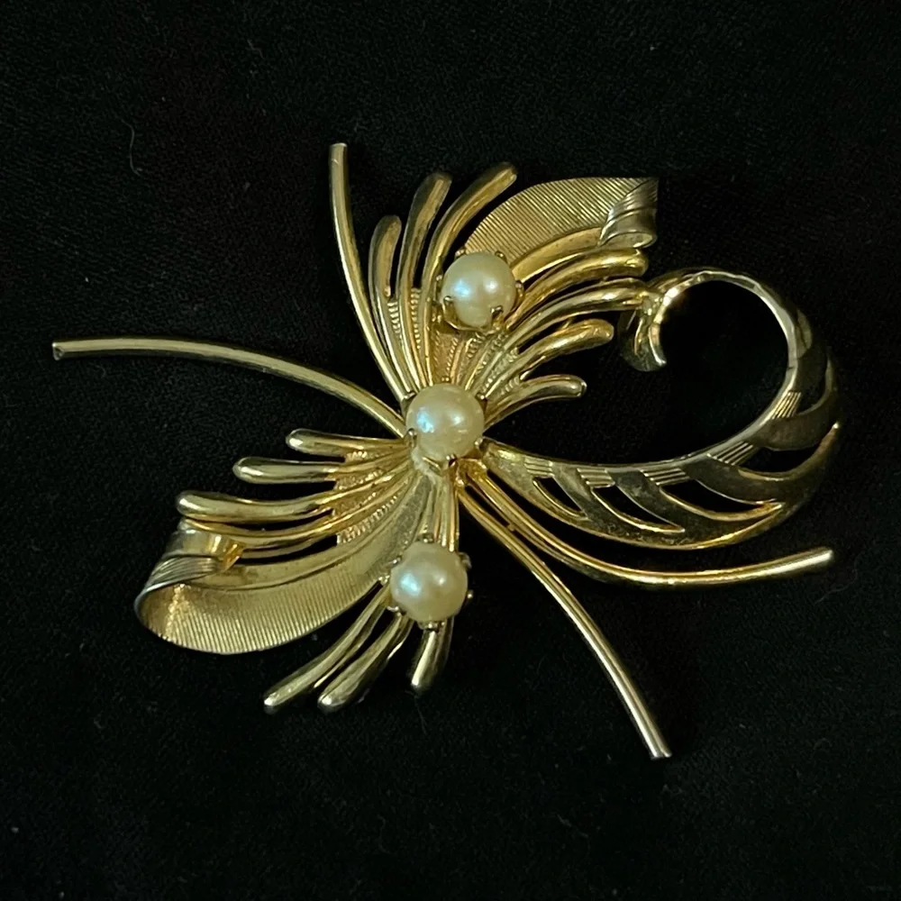 Vintage retro, gold brooch with pearl